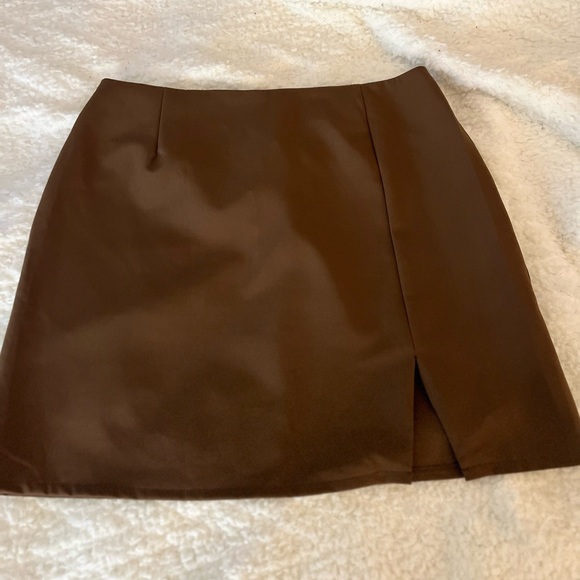 A line mini skirt with slit ( top is free with the skirt ) - Picture 1 of 6
